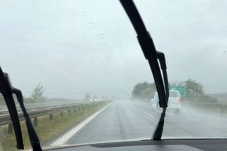 Trochu víc zaprší a čeští řidiči vytáhli tradiční nešvar. Ohrožujete nejen sebe! - Garáž.cz